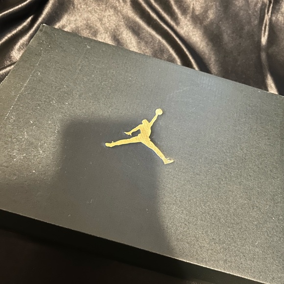 These are the university gold/white/light Bordeaux Jordan 1’s. - Picture 7 of 7